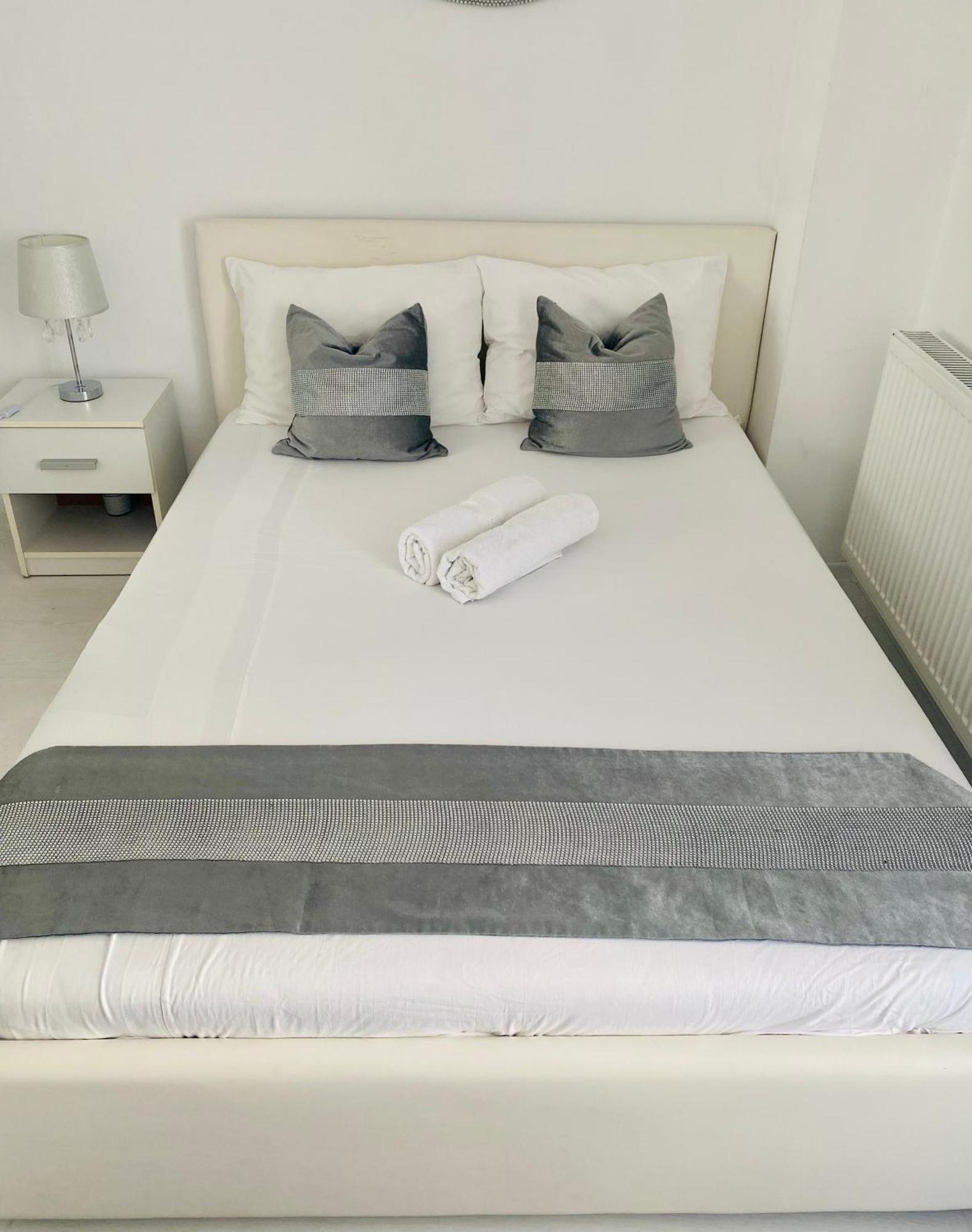 White Luxury Apartment Nagyszeben Kültér fotó